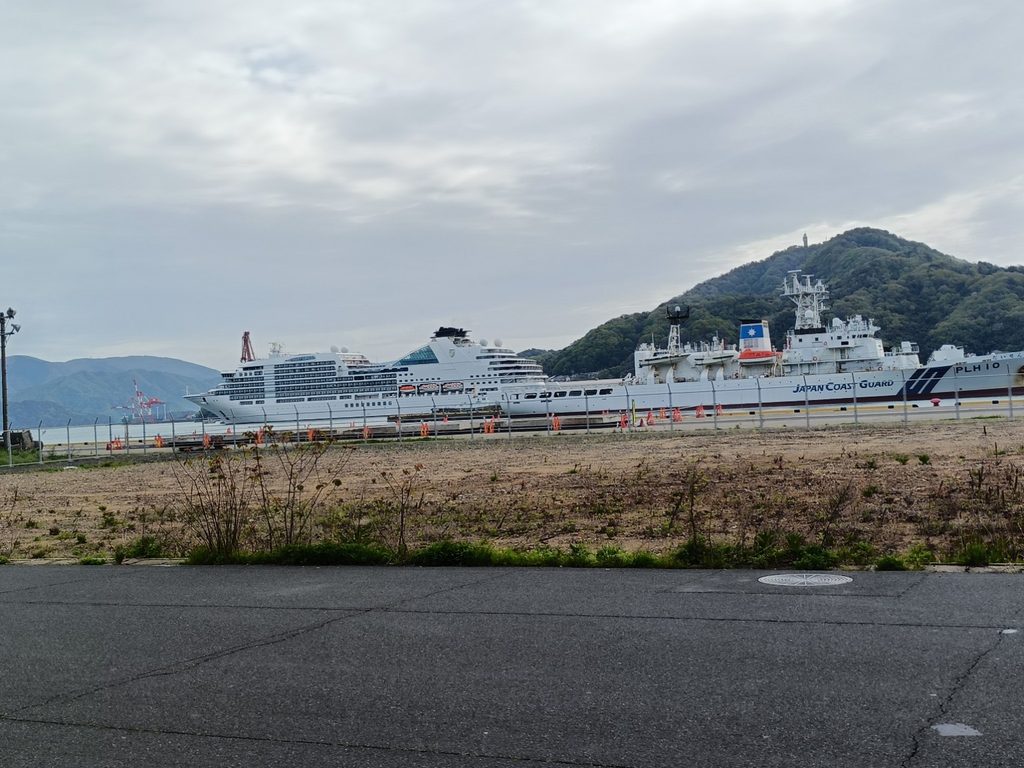 海上保安庁の船と舞鶴港の風景