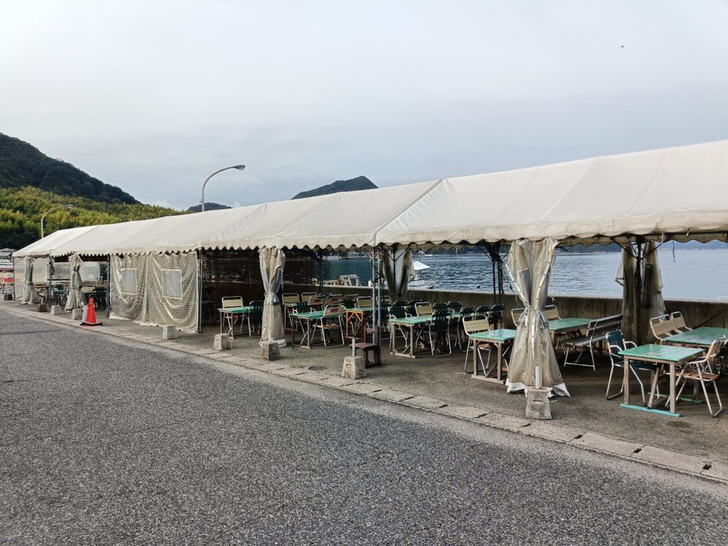 海沿いに並ぶBBQ席