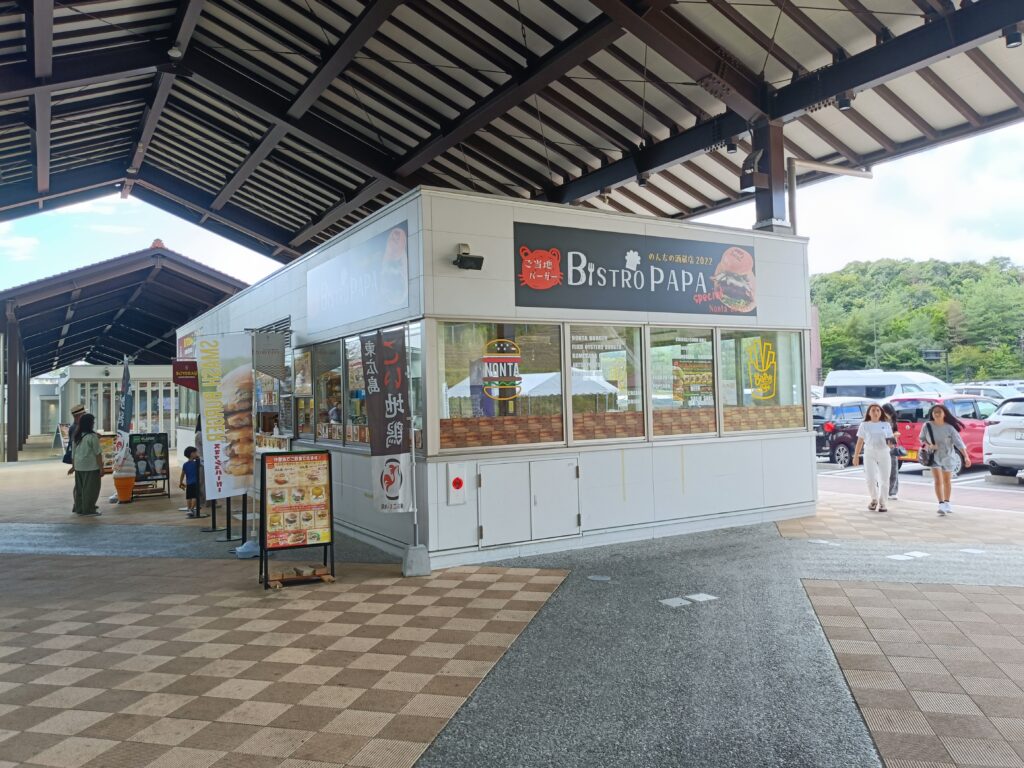 屋根付き広場