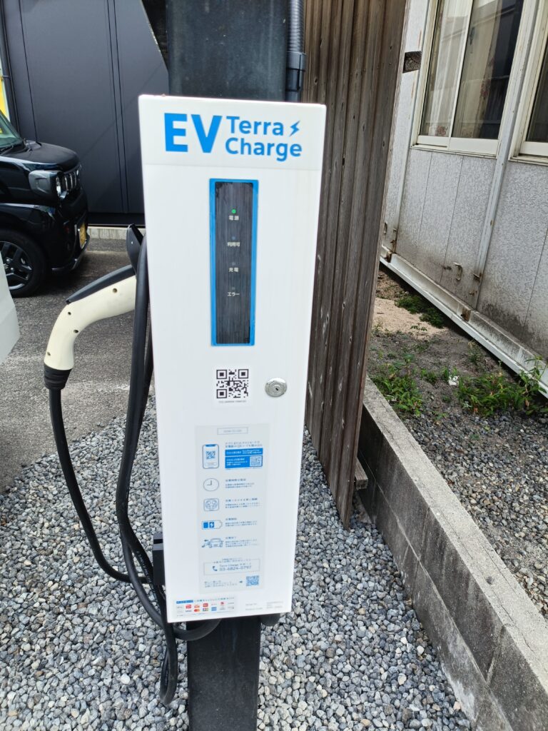 「おみやげナガノ」さん店舗とEV普通充電器