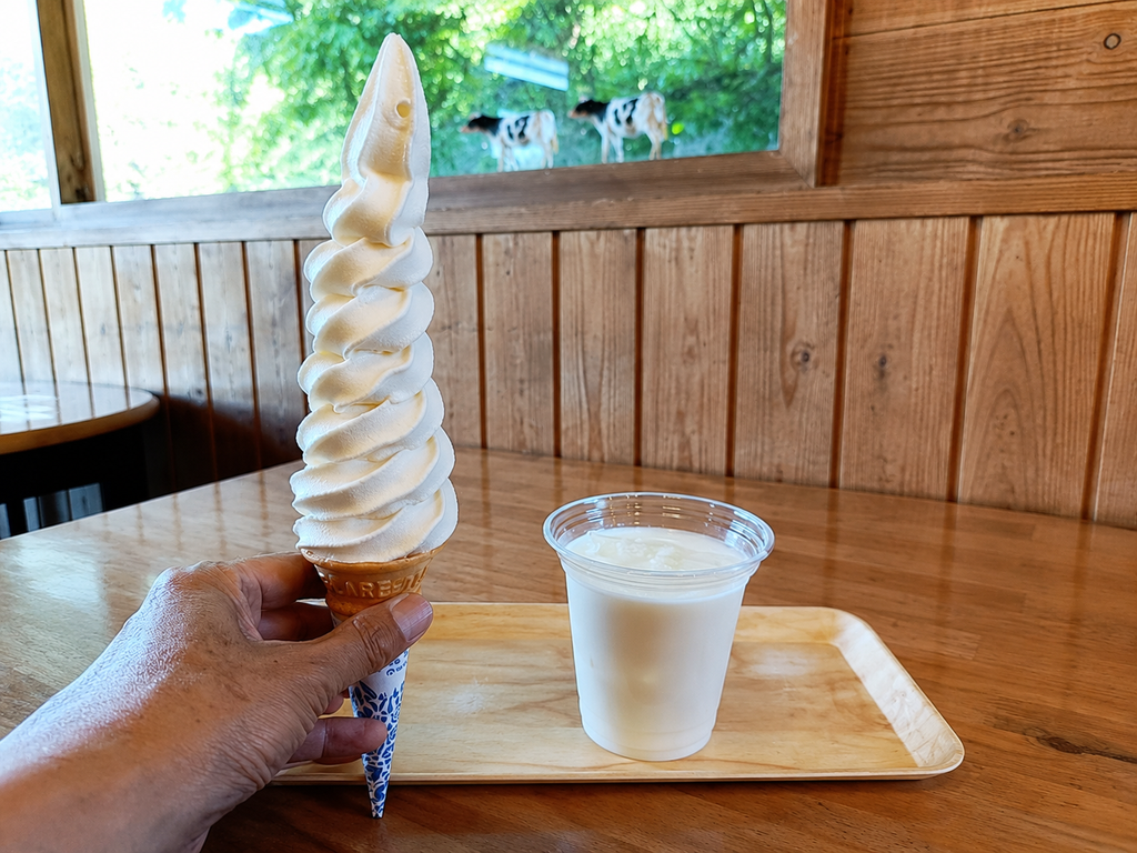 のっぽのソフトクリームと牛乳の写真