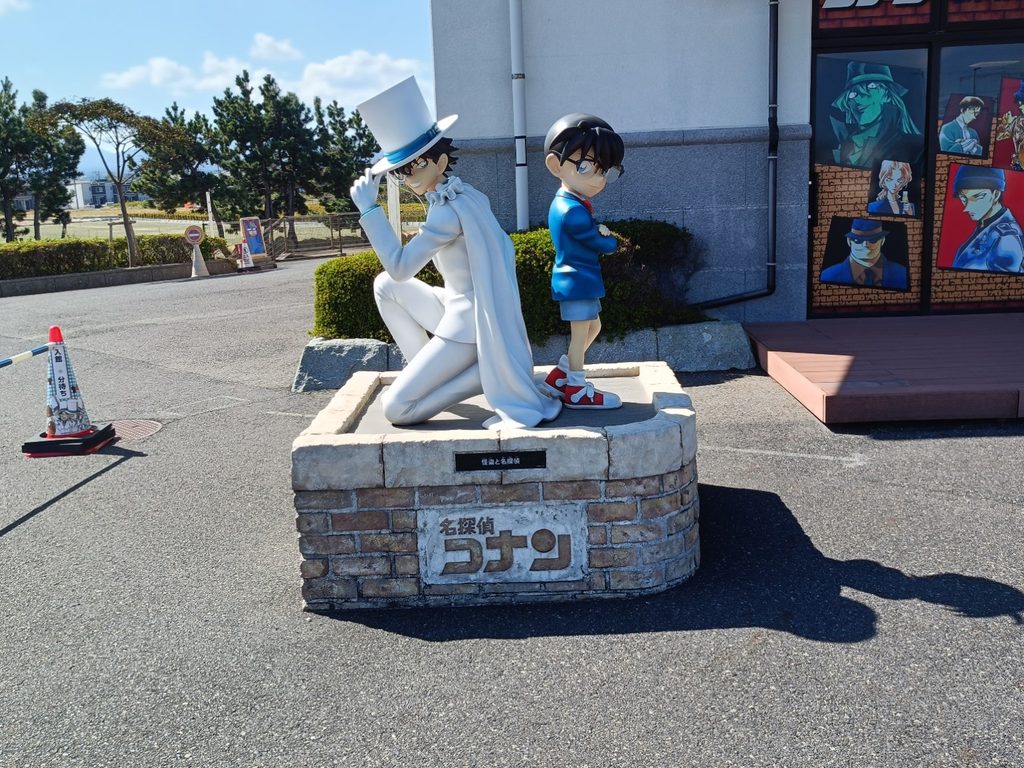 背中合わせに立つ江戸川コナンと怪盗キッドの立体像