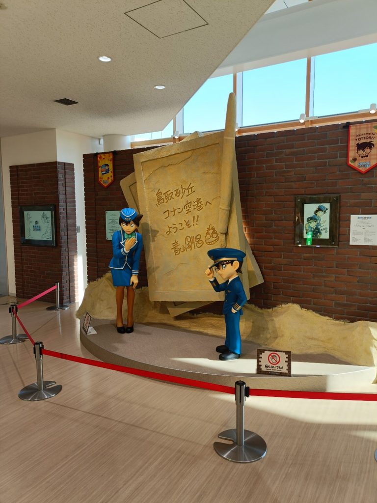 鳥取砂丘コナン空港で制服姿の江戸川コナンと毛利蘭が出迎える展示