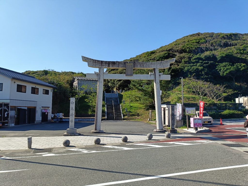 因幡の白うさぎの神話で知られる白兎神社の鳥居