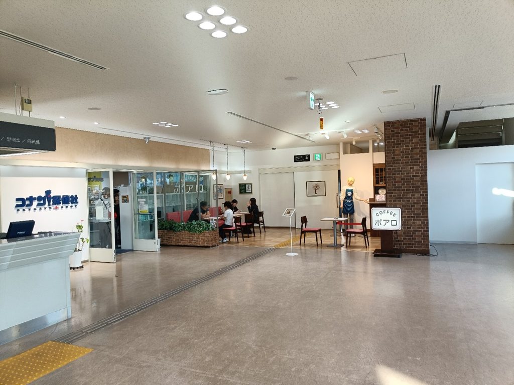 鳥取砂丘コナン空港にある喫茶ポアロをモチーフにしたカフェの入口