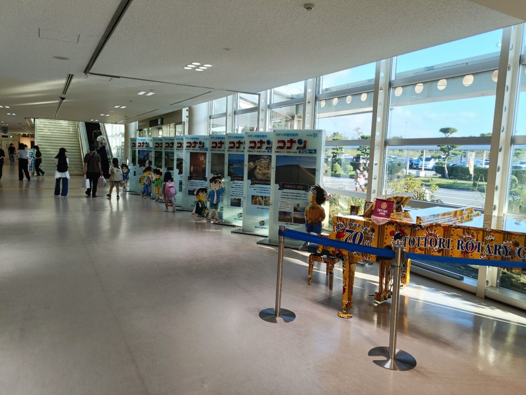 鳥取砂丘コナン空港の通路に並ぶコナンの展示パネルと装飾ピアノ